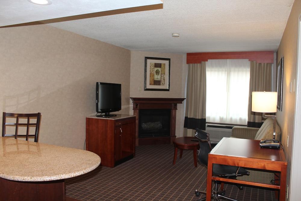 מערב ספרינגפילד Comfort Inn & Suites מראה חיצוני תמונה