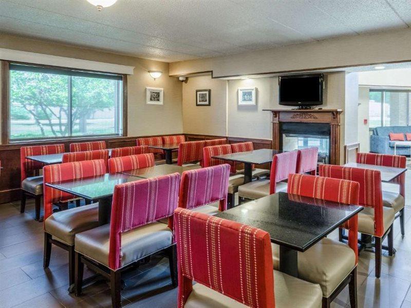 מערב ספרינגפילד Comfort Inn & Suites מראה חיצוני תמונה