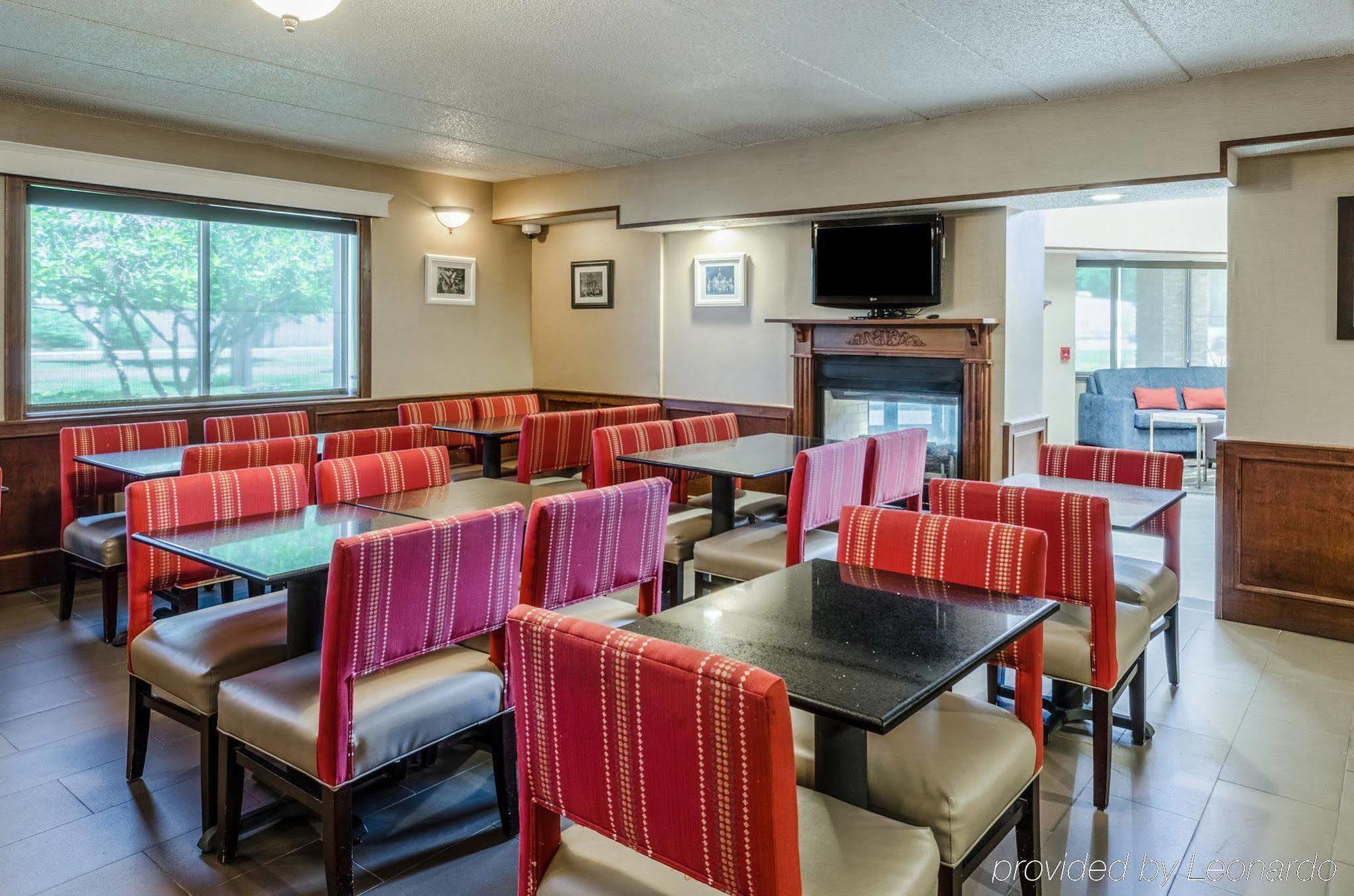 מערב ספרינגפילד Comfort Inn & Suites מראה חיצוני תמונה