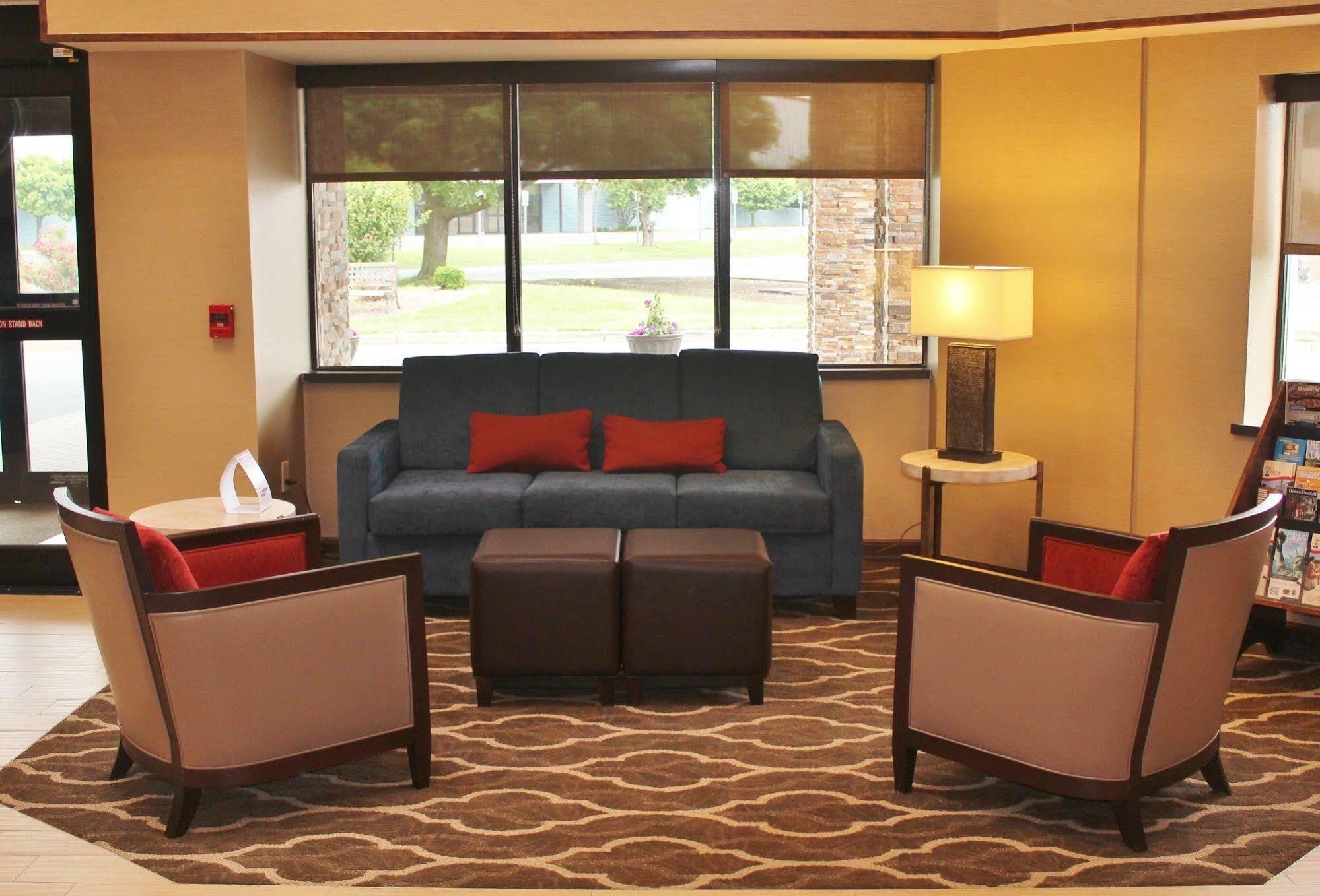 מערב ספרינגפילד Comfort Inn & Suites מראה חיצוני תמונה